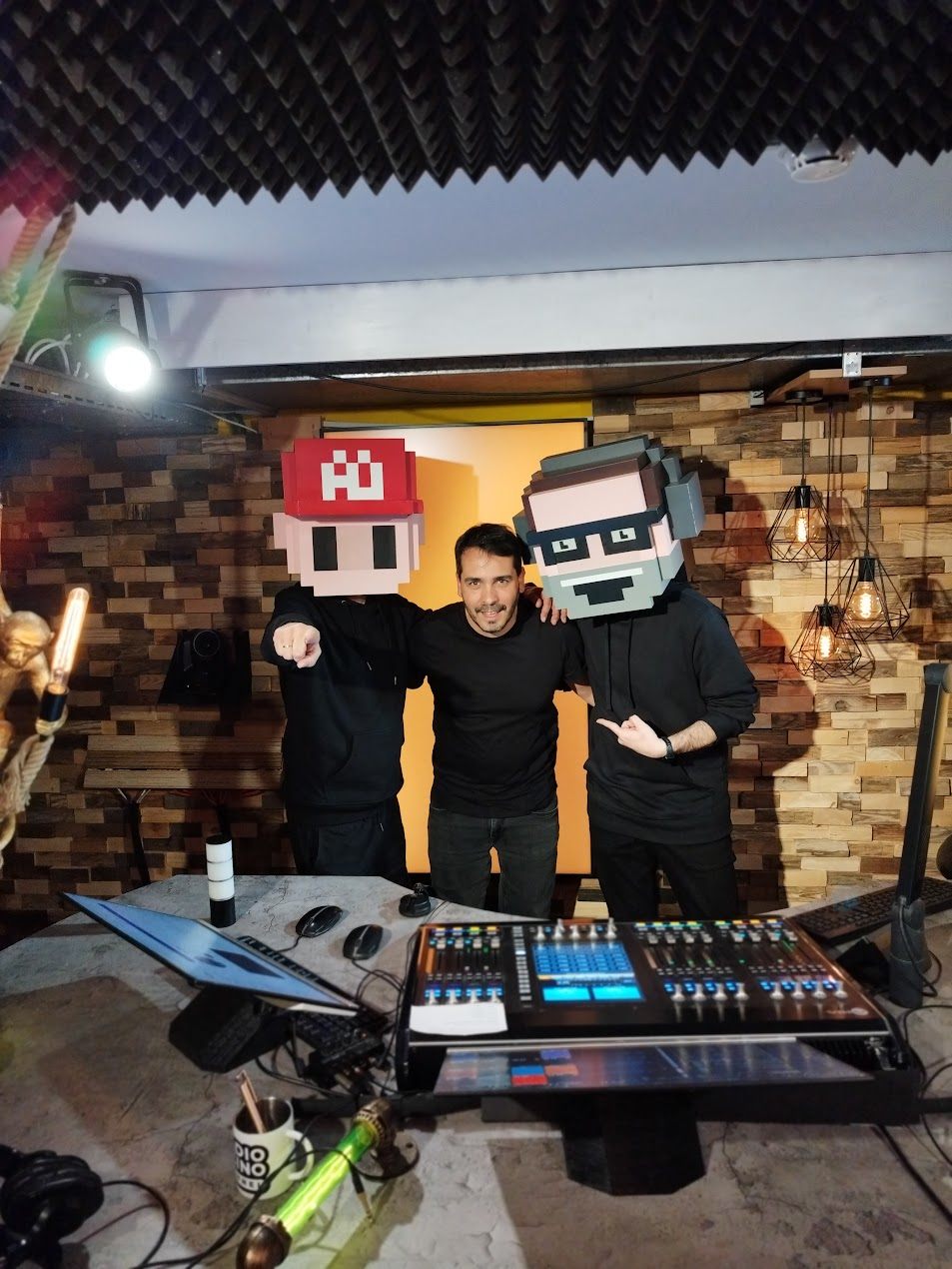 Matteo Vanetti mit den Produzenten Dabrozz
