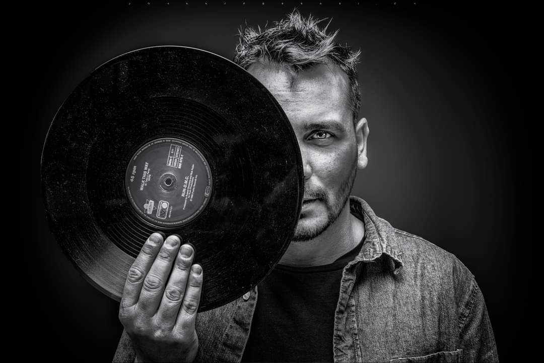 Porträt von Matteo Vanetti, DJ im Tessin